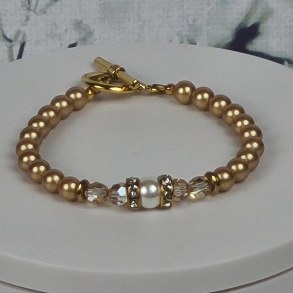 Elegant Gold Bracelet - Picture 1 of 4